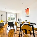 Spacious 2 Bed Duplex - Zone 1 - Home Workspace