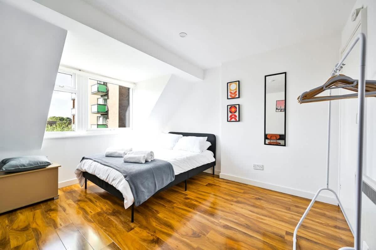 Spacious 2 Bed Duplex - Zone 1 - Workspace