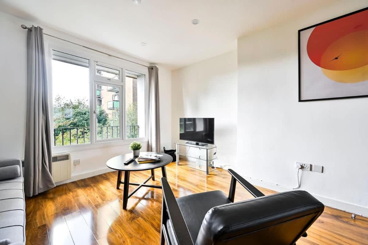 Spacious 2 Bed Duplex - Zone 1 - Workspace *